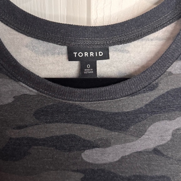 LIKE NEW Torrid Drop Shoulder Pullover Sweatshirt in Camo Black - Picture 5 of 7